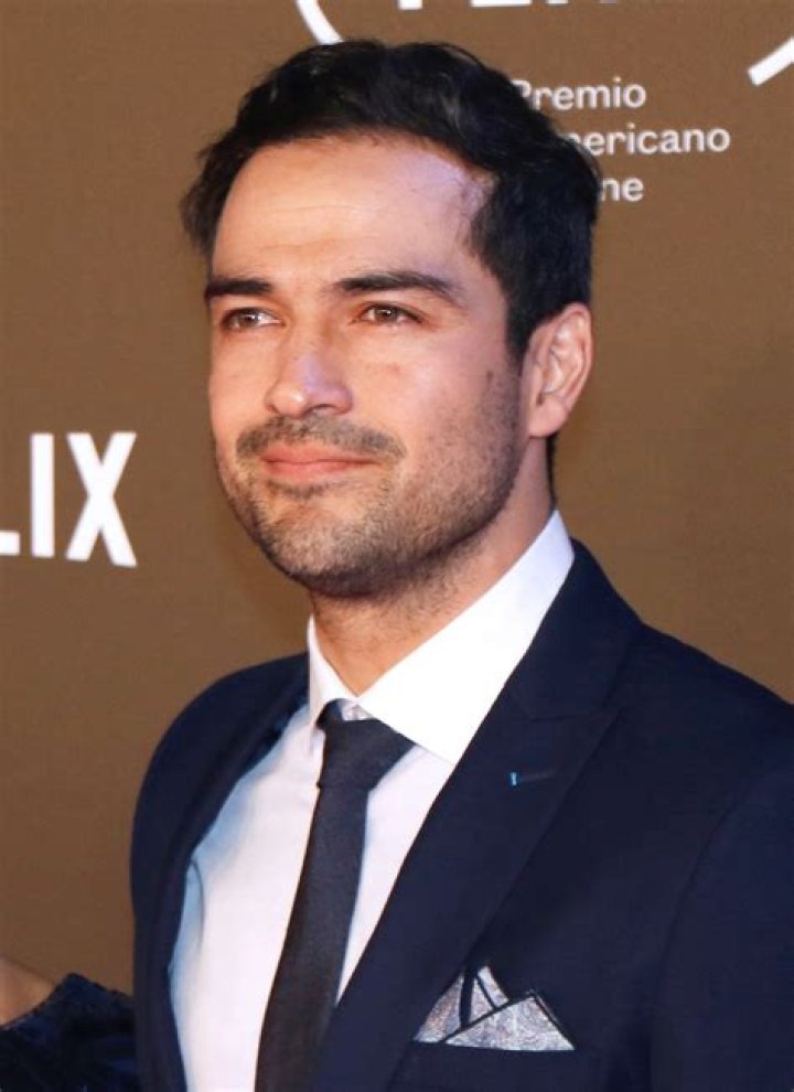 How tall is Alfonso Herrera