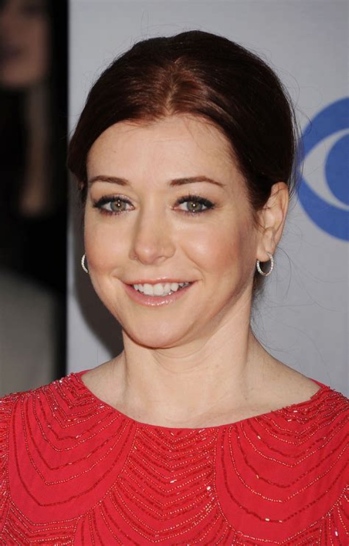 How tall is Alyson Hannigan