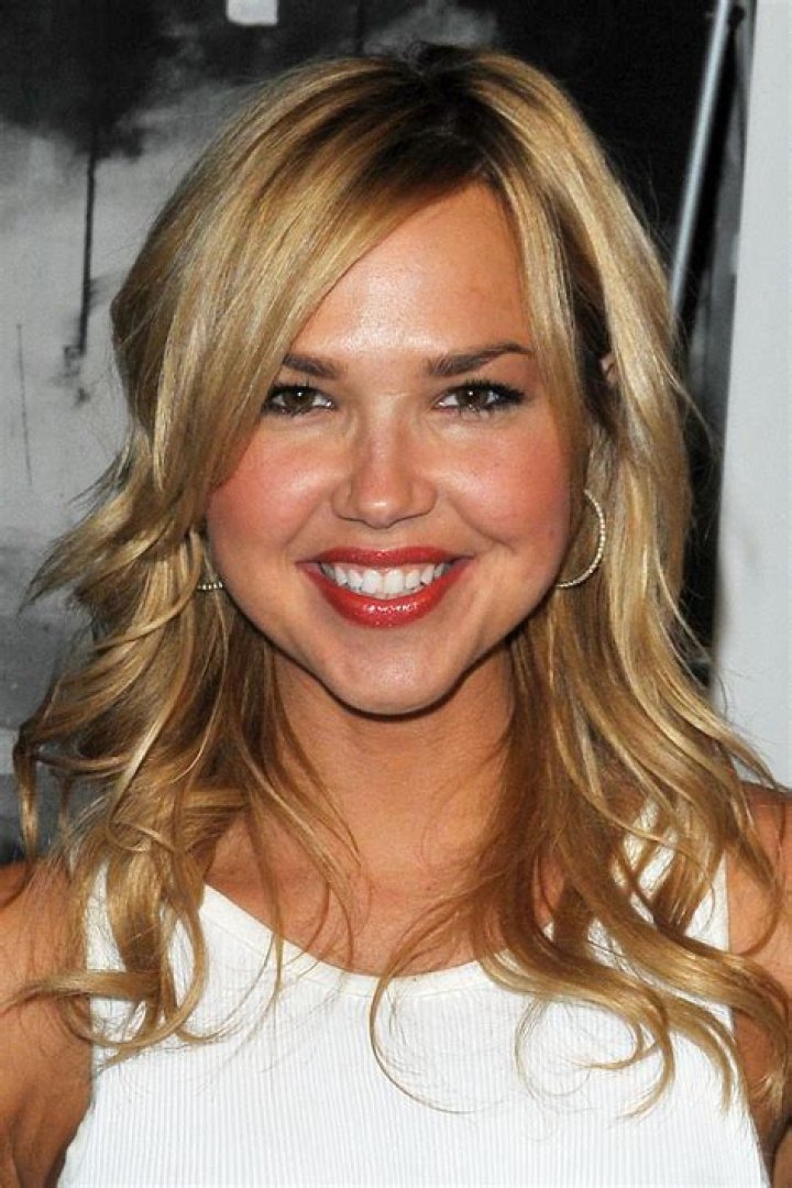How tall is Arielle Kebbel
