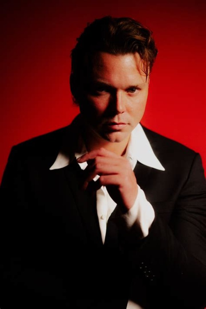 How tall is Ashton Irwin