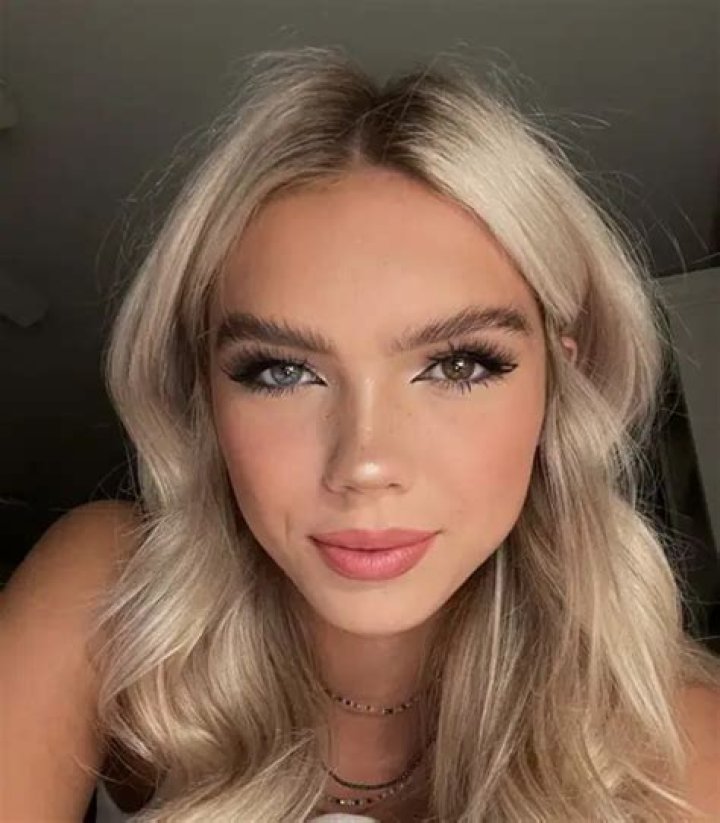 Caroline Gregory Age | Wiki, Net worth, Bio, Height, Boyfriend ?