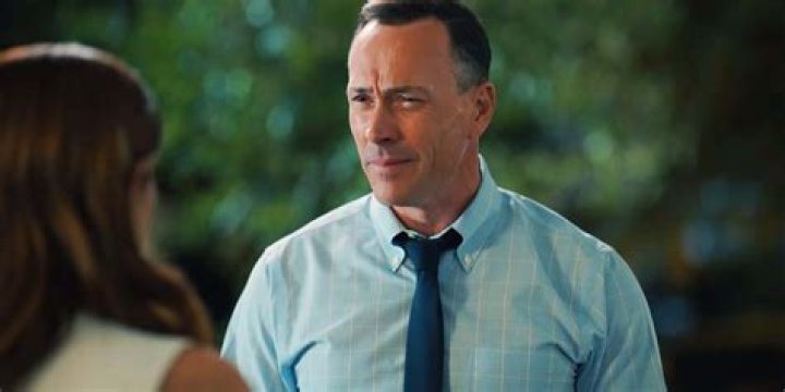 How tall is Chris Klein