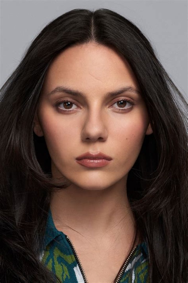 How tall is Dafne Keen