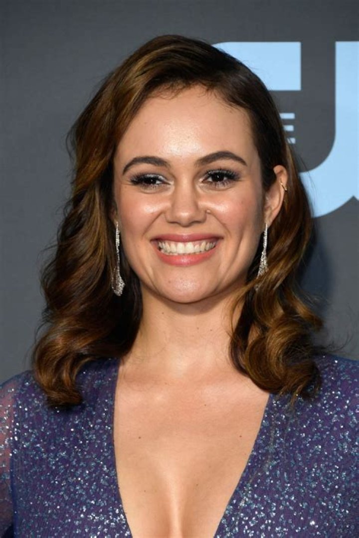 How tall is Dina Shihabi