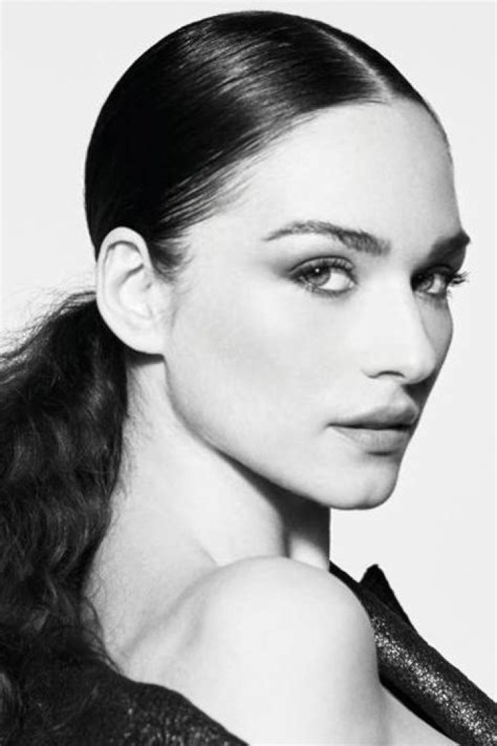 How tall is Emanuela Postacchini