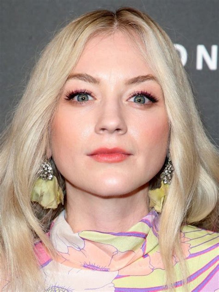 How tall is Emily Kinney