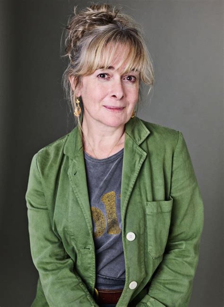 How tall is Emma Fielding