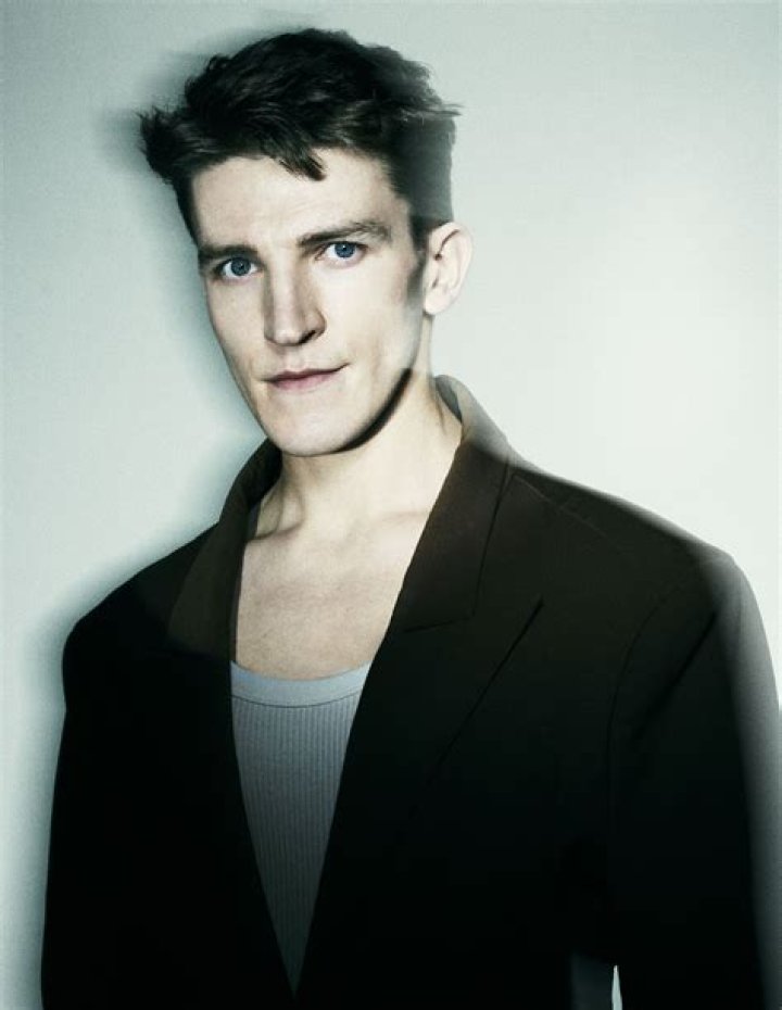 How tall is Ewan Mitchell