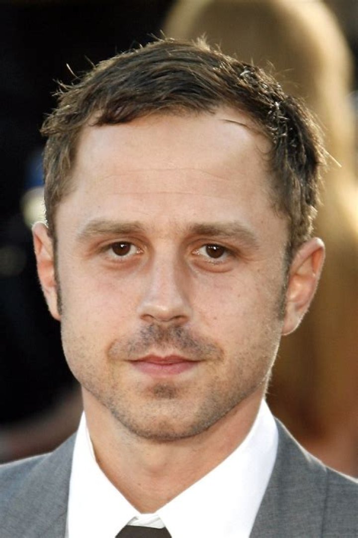 How tall is Giovanni Ribisi