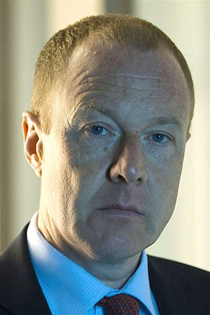 How tall is Hugh Simon