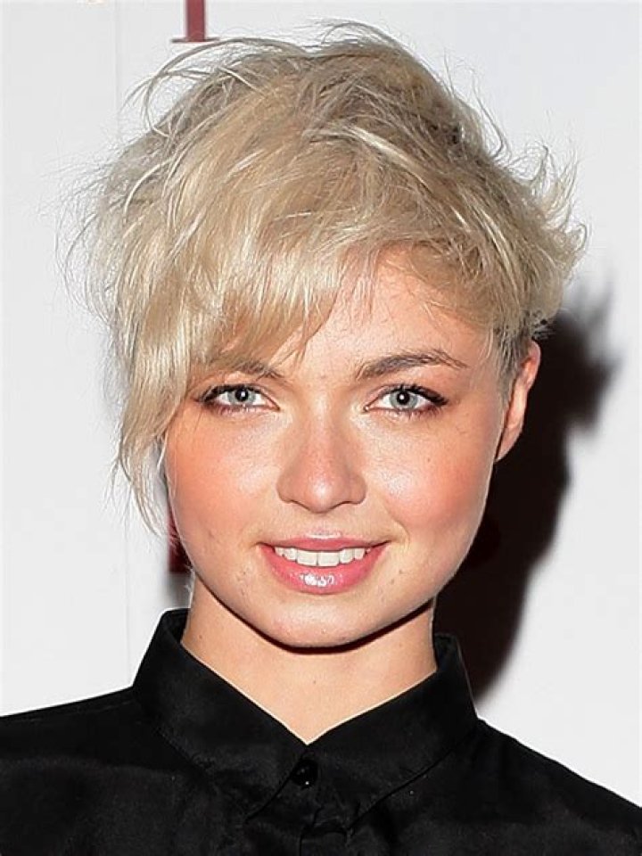 How tall is Jess Bush