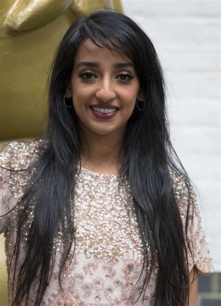 How tall is Kiran Sonia Sawar