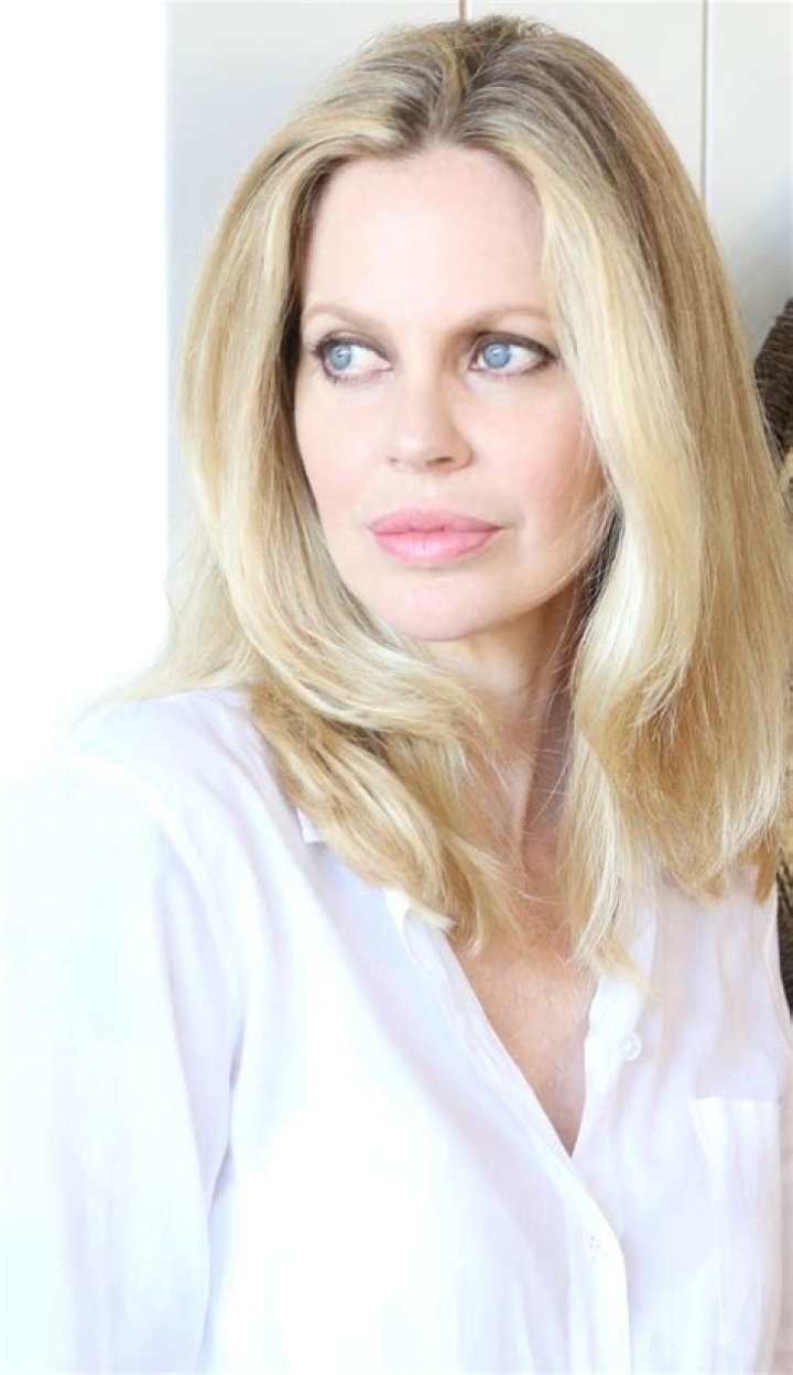 How tall is Kristin Bauer