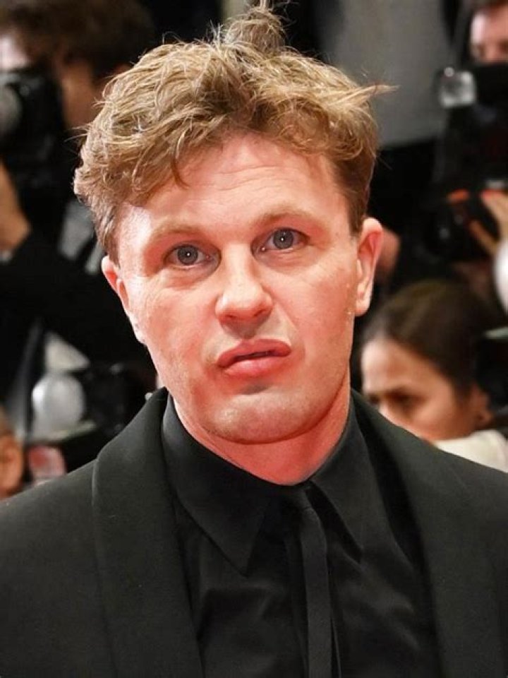 How tall is Michael Pitt