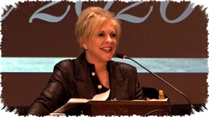 How tall is Nancy Grace