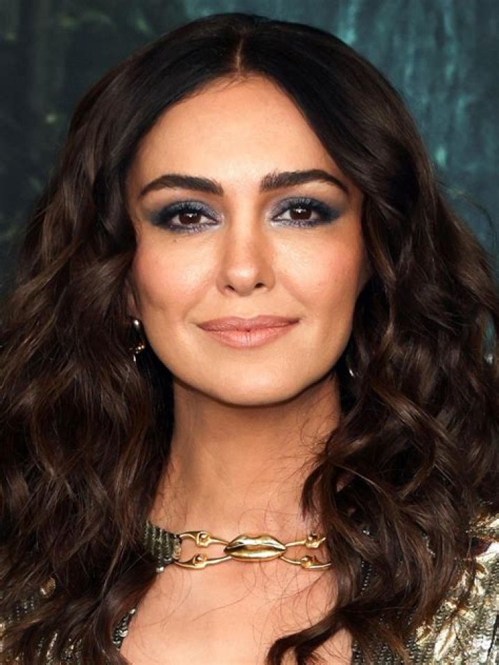 How tall is Nazanin Boniadi