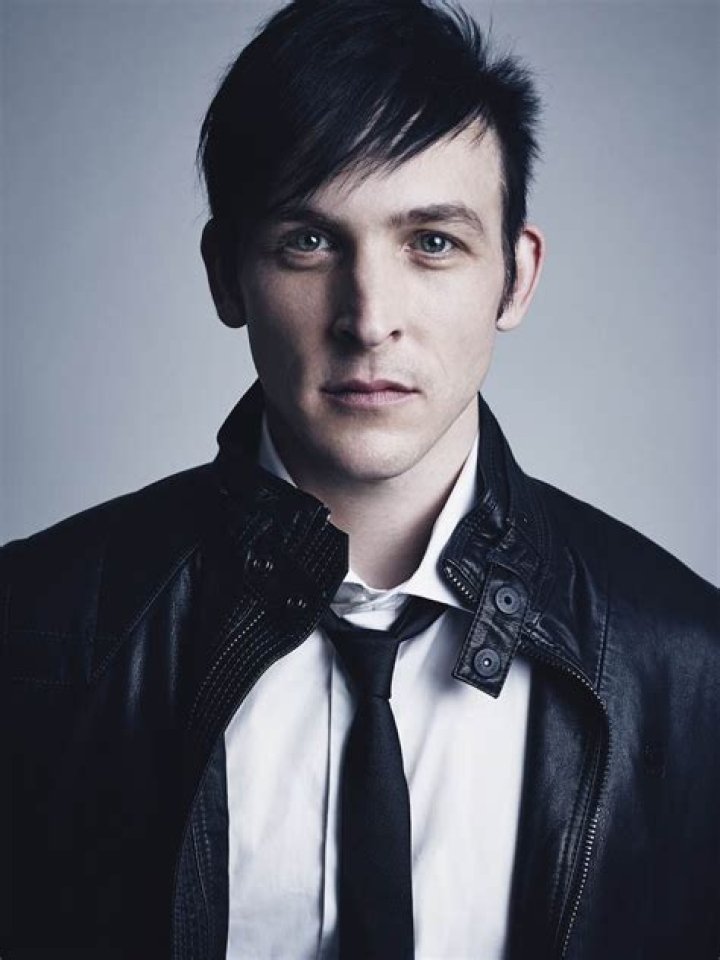 How tall is Robin Lord Taylor