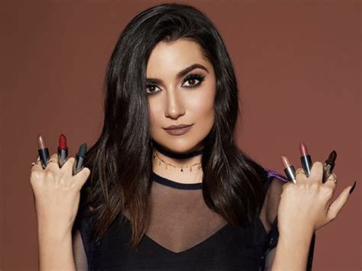 How tall is Safiya Nygaard