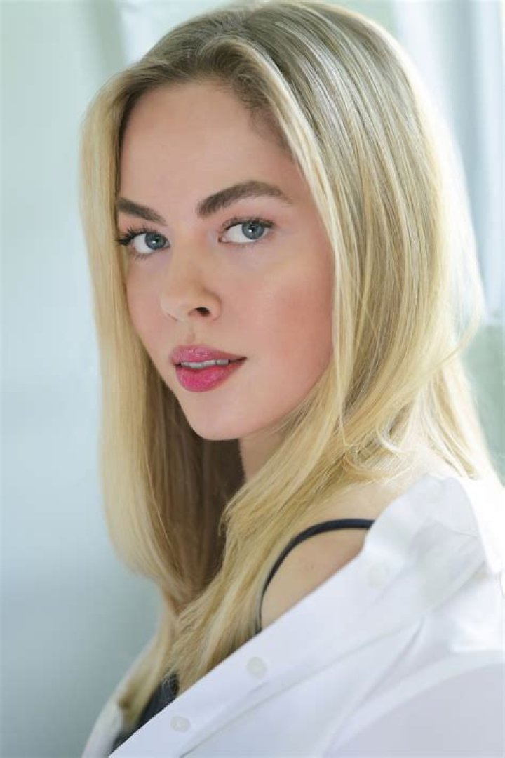 How tall is Sarah Dugdale