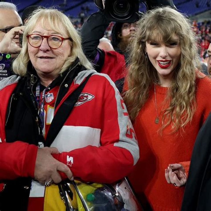 Taylor Swift's Parents Remarry: A Look into Their Love Story and Family Dynamics