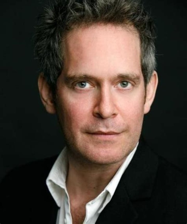 How tall is Tom Hollander