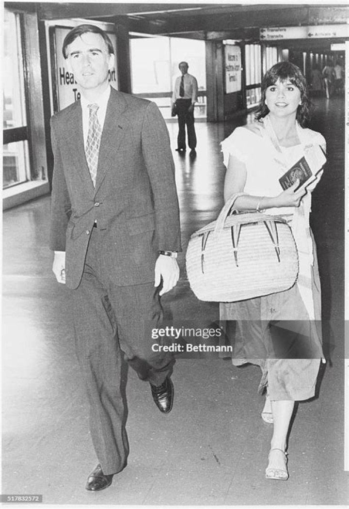 Was Linda Ronstadt Married to Jerry Brown? Unraveling a Famous Romance