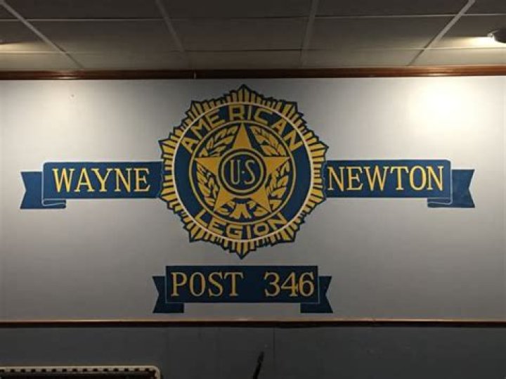 How tall is Wayne Newton