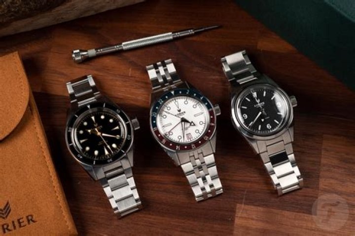 Who makes lorier watches? - Celebrity.tn