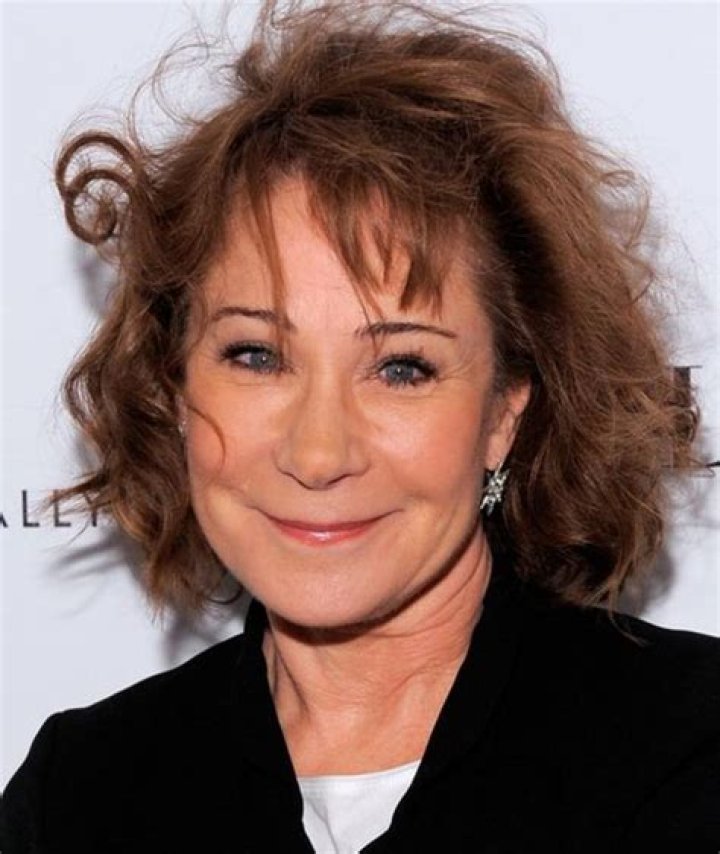 How tall is Zoë Wanamaker